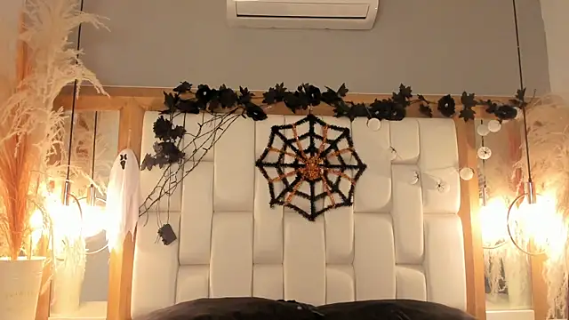 Snapshot of Daphne_And_Roger chatting on October 30, 2025, 11:19 am Daphne And Roger online show from October 30, 2025, 11:19 am