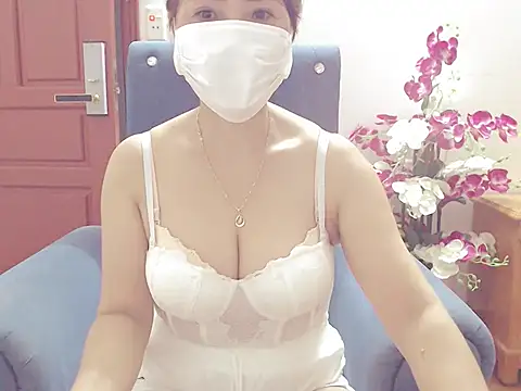 Snapshot of ruby_8x chatting on October 28, 2025, 12:00 am ruby 8x online show from October 28, 2025, 12:00 am