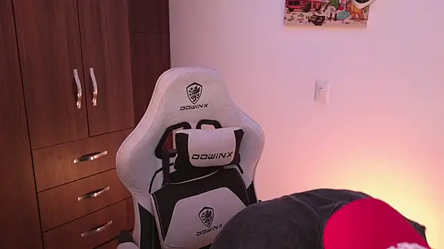 Snapshot of domsantiago_ chatting on November 7, 2025, 2:05 am domsantiago online show from November 7, 2025, 2:05 am