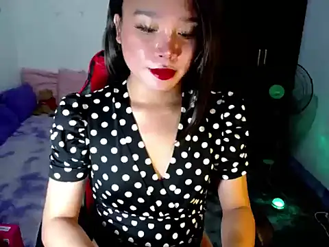 Urassiansweetcummer online show from June 15, 2026, 1:39 am