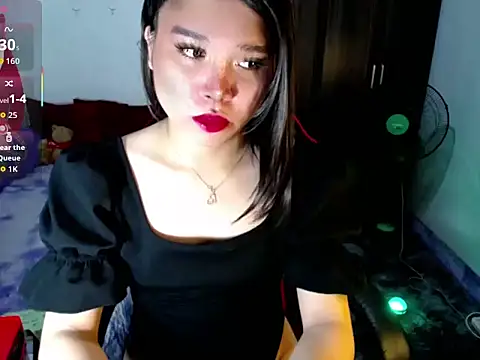 Urassiansweetcummer online show from July 14, 2026, 2:56 pm