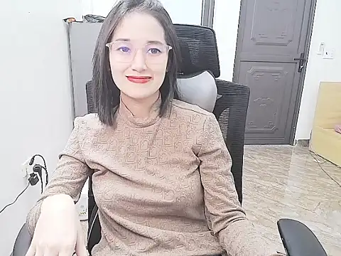 Shulee21 online show from November 3, 2025, 3:34 am