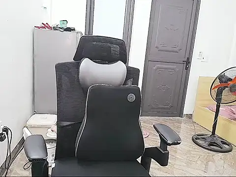 Shulee21 online show from November 19, 2025, 2:33 am