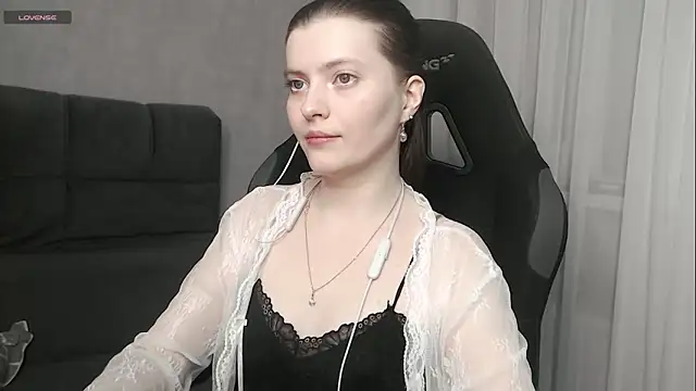 cute elfy  online show from November 15, 2025, 2:21 pm