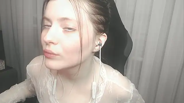 cute elfy  online show from February 9, 2026, 2:37 pm