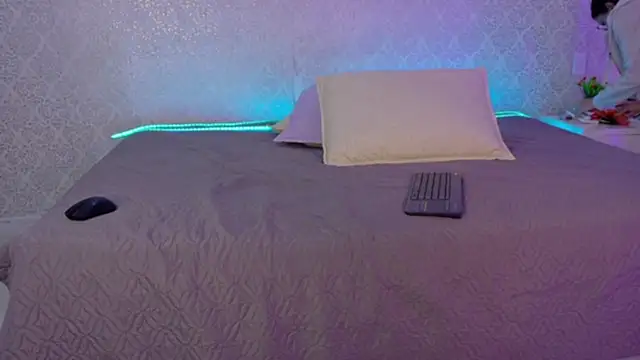 Snapshot of BeccaReedd chatting on November 23, 2025, 11:20 am BeccaReedd online show from November 23, 2025, 11:20 am