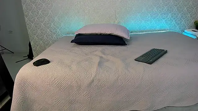 Snapshot of BeccaReedd chatting on November 11, 2025, 11:05 am BeccaReedd online show from November 11, 2025, 11:05 am