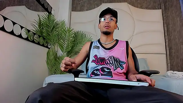 Thiagoferreti online show from October 25, 2025, 7:36 pm