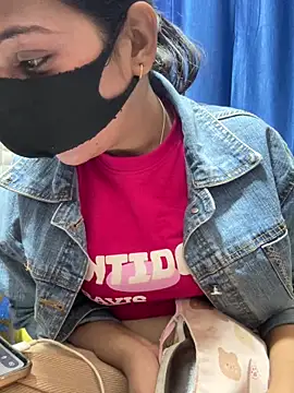 Snapshot of Hot_Jaanvi_ chatting on February 6, 2026, 12:17 am Hot Jaanvi online show from February 6, 2026, 12:17 am