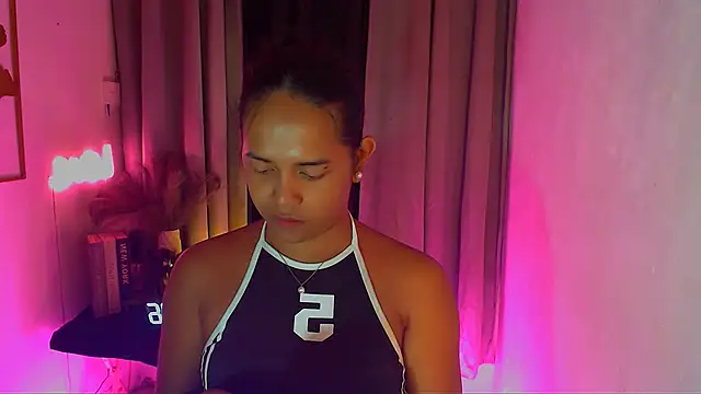 Lorainnelustts online show from January 14, 2026, 6:50 am