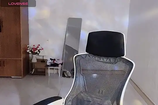 Snapshot of ___Daisy___ chatting on December 17, 2025, 2:22 pm Daisy online show from December 17, 2025, 2:22 pm