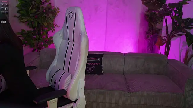 Snapshot of Selena_Glow chatting on December 22, 2025, 8:31 pm Selena Glow online show from December 22, 2025, 8:31 pm