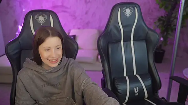 Snapshot of Selena_Glow chatting on October 23, 2025, 11:03 pm Selena Glow online show from October 23, 2025, 11:03 pm