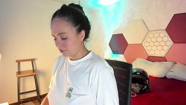 Snapshot of ArielleWilde chatting on November 14, 2025, 3:32 am ArielleWilde online show from November 14, 2025, 3:32 am