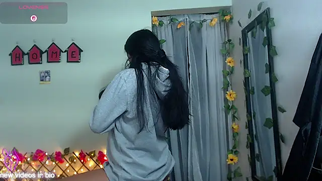 Snapshot of Angie_Lee01 chatting on October 9, 2025, 11:22 am Angie Lee01 online show from October 9, 2025, 11:22 am