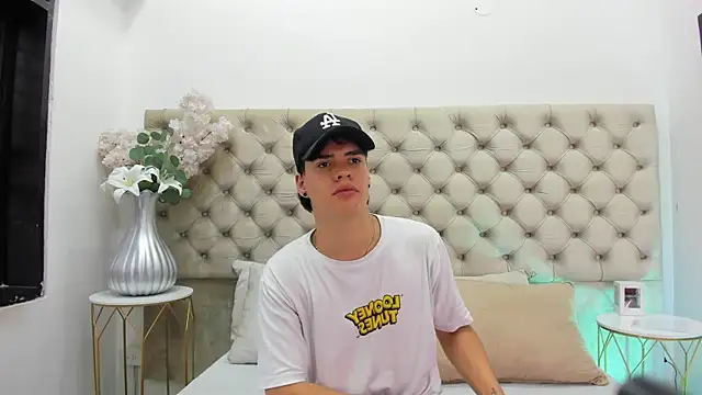 Snapshot of BenitoSaenz chatting on November 4, 2025, 11:58 am BenitoSaenz online show from November 4, 2025, 11:58 am