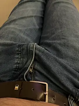 leroy9501 online show from April 18, 2026, 2:03 am