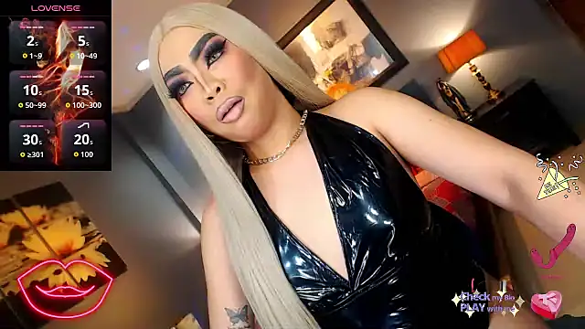 FridaHumphrey online show from November 14, 2025, 6:22 pm