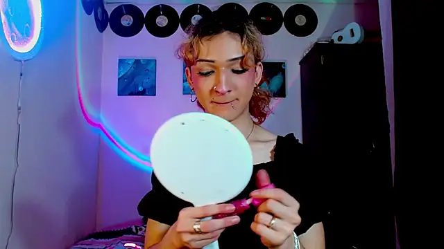 meghan devil  online show from November 25, 2025, 4:02 am