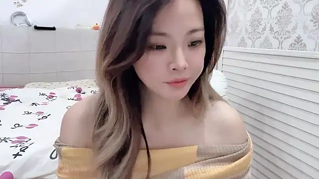 Snapshot of Holiland chatting on November 5, 2025, 12:47 am Holiland online show from November 5, 2025, 12:47 am