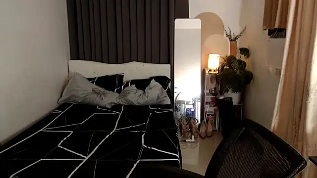 Snapshot of Ur_QueenCamilla chatting on November 13, 2025, 3:32 am Ur QueenCamilla online show from November 13, 2025, 3:32 am