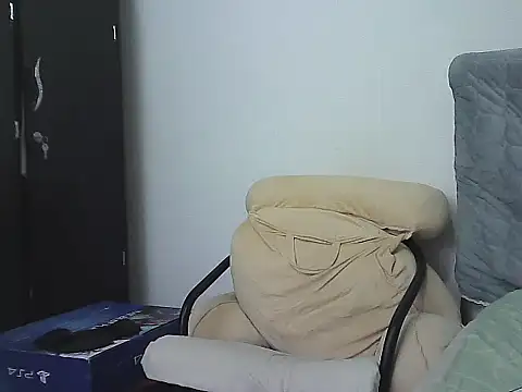 Snapshot of morenocabro10 chatting on November 29, 2025, 12:33 am morenocabro10 online show from November 29, 2025, 12:33 am