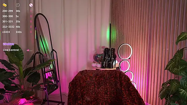 Snapshot of LauraWifeness chatting on November 25, 2025, 5:41 am LauraWifeness online show from November 25, 2025, 5:41 am