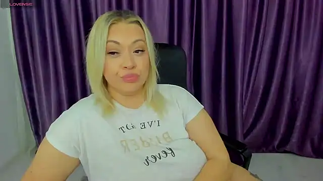 Snapshot of emmamaturre chatting on December 14, 2024, 5:07 am emmamaturre online show from December 14, 2024, 5:07 am