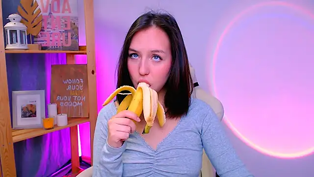 Snapshot of CindySparkl chatting on November 11, 2025, 5:24 am CindySparkl online show from November 11, 2025, 5:24 am