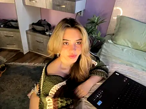 Snapshot of Chloe_Ravens chatting on November 7, 2025, 7:02 am Chloe Ravens online show from November 7, 2025, 7:02 am