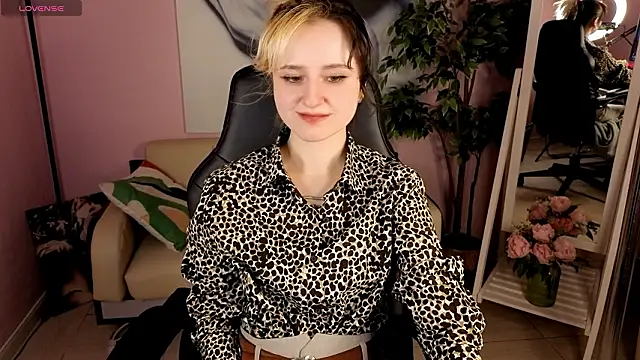 girl next doorr online show from March 15, 2026, 1:29 pm