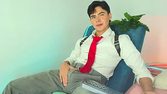 CamiiGuzmanX online show from December 4, 2025, 7:35 pm