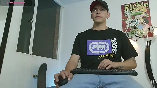 Snapshot of Thomasjons_ chatting on June 14, 2026, 2:24 am Thomasjons online show from June 14, 2026, 2:24 am
