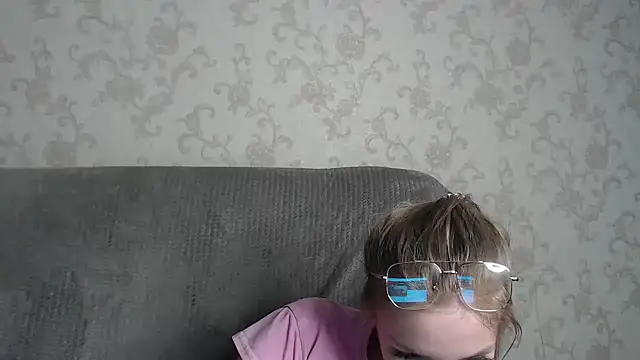 HitGyrl online show from April 14, 2026, 1:27 pm