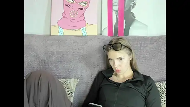 HitGyrl online show from September 28, 2025, 2:07 am