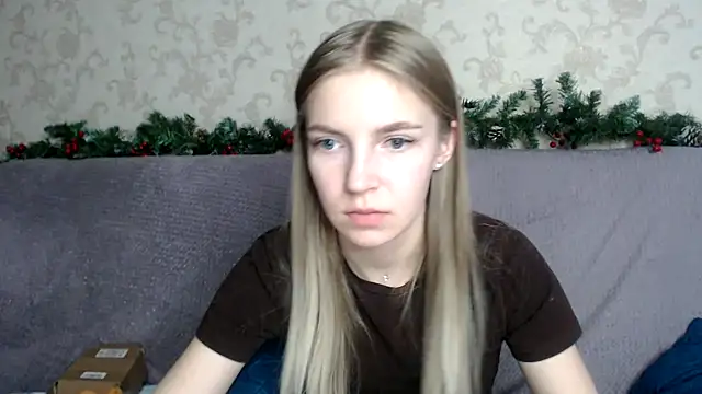 HitGyrl online show from December 17, 2025, 4:39 am