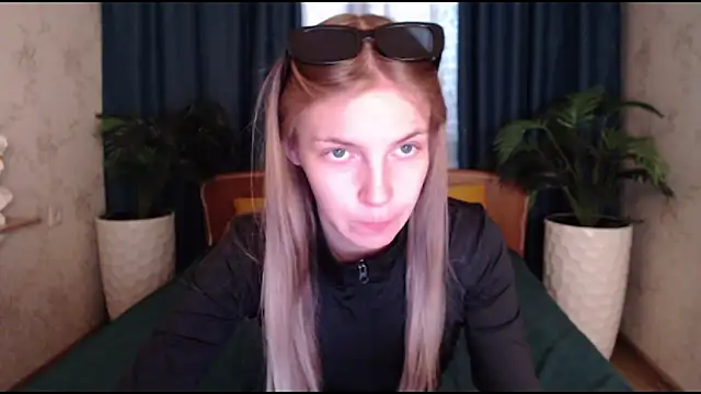 HitGyrl online show from October 22, 2025, 8:36 am