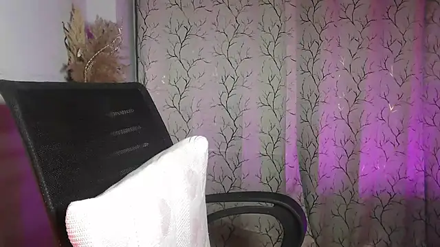 Snapshot of GlamorousQueen chatting on March 11, 2026, 1:49 pm GlamorousQueen online show from March 11, 2026, 1:49 pm