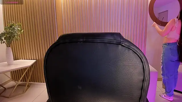 Snapshot of SarahRhodes_ chatting on October 28, 2025, 12:04 pm SarahRhodes online show from October 28, 2025, 12:04 pm