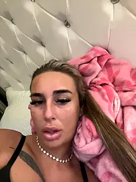 Snapshot of EllieMaeBaby chatting on October 25, 2025, 12:43 am EllieMaeBaby online show from October 25, 2025, 12:43 am