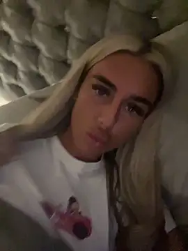 Snapshot of EllieMaeBaby chatting on September 17, 2025, 9:39 pm EllieMaeBaby online show from September 17, 2025, 9:39 pm