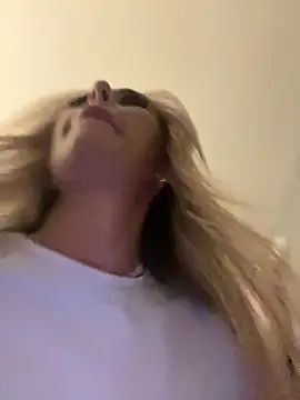 Snapshot of EllieMaeBaby chatting on November 16, 2025, 5:39 pm EllieMaeBaby online show from November 16, 2025, 5:39 pm