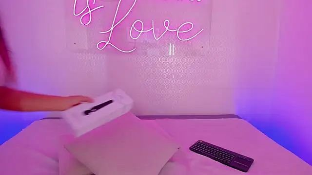 aleksandramiller  online show from April 14, 2026, 1:05 pm