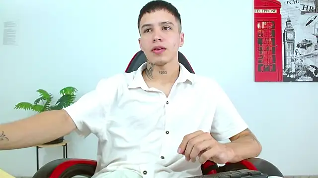 Cumandres18 online show from March 16, 2026, 2:43 pm