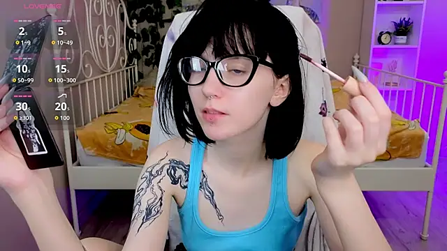 HazelTompson online show from September 14, 2025, 3:34 pm