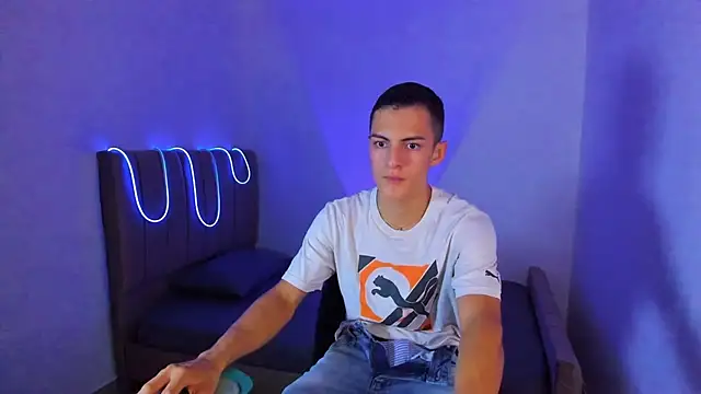 Snapshot of Matiius18 chatting on July 9, 2026, 3:55 pm Matiius18 online show from July 9, 2026, 3:55 pm