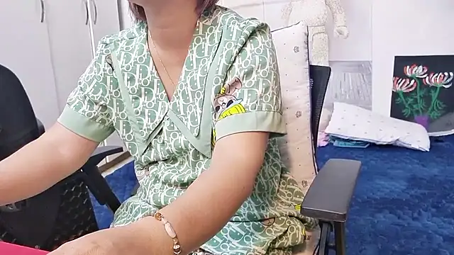 Snapshot of MichiLovely chatting on November 7, 2025, 10:24 pm MichiLovely online show from November 7, 2025, 10:24 pm