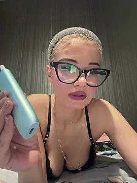 Snapshot of Larra69 chatting on June 23, 2026, 5:55 pm Larra69 online show from June 23, 2026, 5:55 pm