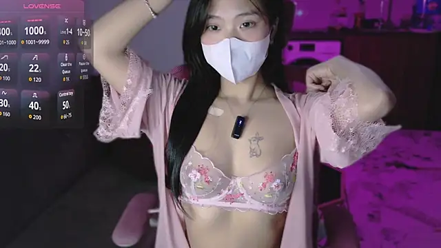 Phuong Bee online show from March 13, 2026, 2:22 pm