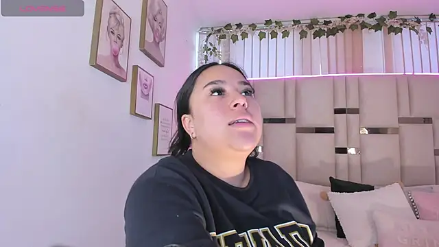 Snapshot of Zoey_thompson chatting on November 20, 2025, 7:47 pm Zoey thompson online show from November 20, 2025, 7:47 pm